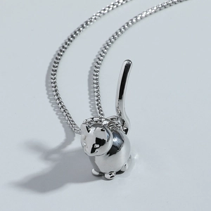 Collier avec pendentif chaton en argent poli et chaîne box au style minimaliste