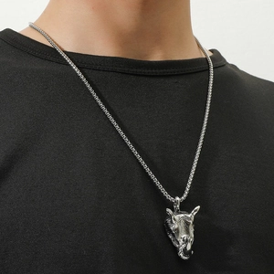 Pendentif tête de rhinocéros vintage argenté sur chaîne box pour homme style punk