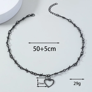 Détail macro du collier cœur barbelé noir montrant la chaîne de 50 cm et le pendentif 23 mm