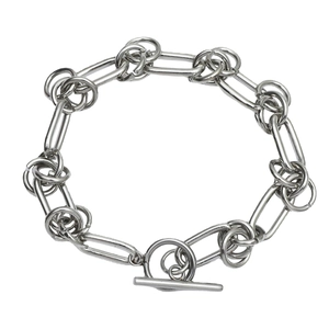 Silbernes Armband aus Titanstahl mit geometrischen Gliedern und T-Verschluss