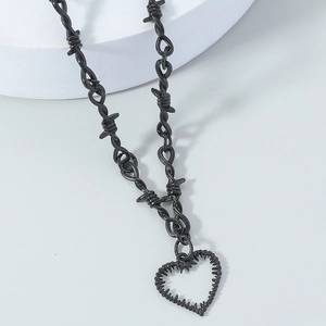 Collier Pendentif Cœur en Fil de Fer Barbelé Punk Hip Hop Gothique Style Sombre Alliage Chaîne d'Épines Choker pour Hommes Femmes Bijoux Cadeau
