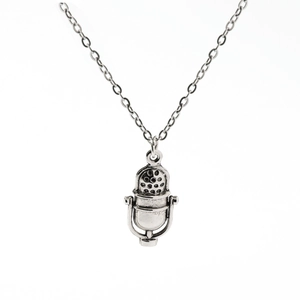 Collier avec pendentif micro de radio rétro en argent vieilli sur fond blanc pur