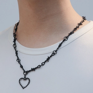 Collier punk avec pendentif cœur épines noir et chaîne en fil de fer barbelé sur modèle