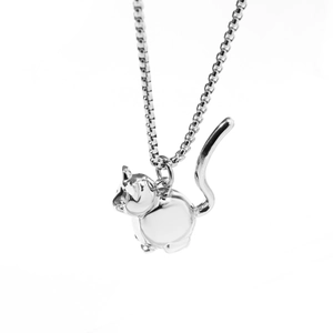 Collier pendentif chat minimaliste en finition argent poli avec chaîne de boîte élégante
