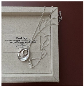 Vue détaillée du pendentif goutte en argent S925 avec marquage de pureté gravé