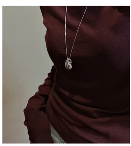 Vue détaillée du collier avec pendentif goutte d'eau en argent S925 poli sur modèle