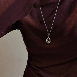 Collier minimaliste en argent S925 avec pendentif larme porté sur un col roulé bordeaux chic