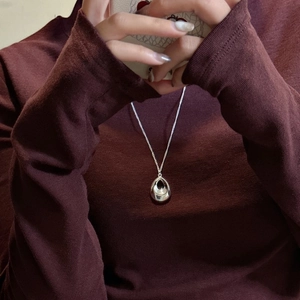 Collier avec pendentif larme en argent sterling S925 poli porté sur un pull rouge