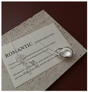 Détail macro du pendentif goutte en argent S925 sur une chaîne minimaliste