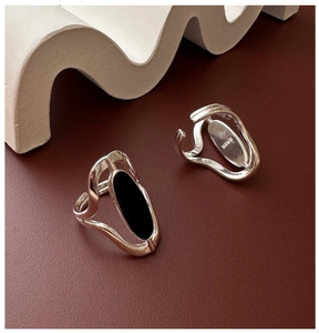 Detail of S925 sterling silver ring featuring a black agate stone and wavy frame