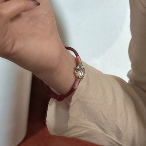 Bracelet chat en argent S925 avec cordon tressé rouge et détails de fils colorés