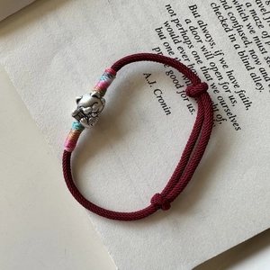 Bracelet en cordon rouge fait main avec pendentif chat porte-bonheur en argent