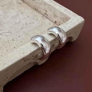 S925 sterling silver chunky C-shaped hoop earrings with polished mirror finish on stone tray