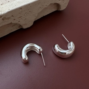 Minimalist S925 sterling silver chunky C-shaped hoop earrings with polished finish