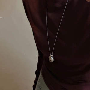 Collier minimaliste en argent sterling S925 avec pendentif haricot poli sur mannequin