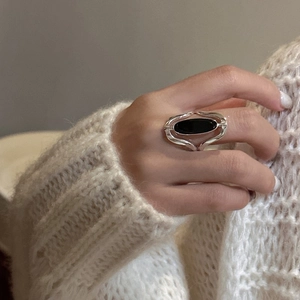 Vintage S925 silver hollow ring featuring a large oval black agate stone on a model hand