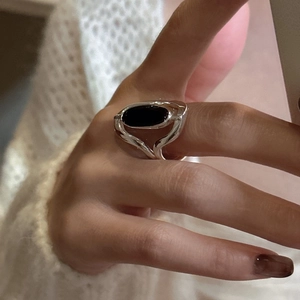 Minimalist S925 sterling silver ring featuring a black oval agate and hollowed streamlined band