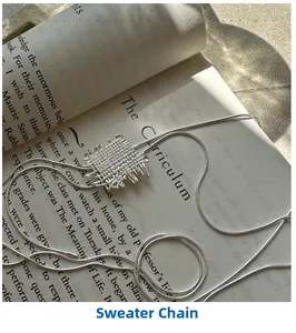 Primo piano di una collana con pendente quadrato intrecciato argento su un libro