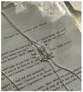 Dettaglio del ciondolo intrecciato in argento sterling S925 e catena a serpente