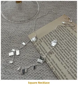 Dettagli dei pendenti geometrici quadrati in argento sterling S925 su una catena a palline fine