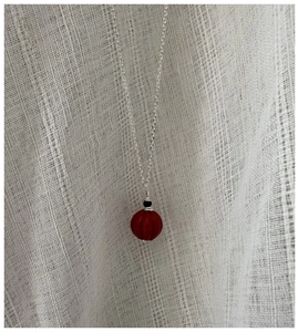 Détail de la perle pastèque en cinabre rouge avec fil et chaîne en argent S925