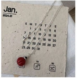 Détail du collier en argent S925 avec pendentif citrouille en cinabre rouge sculpté