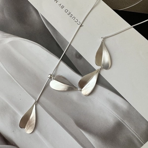 Minimalist S925 sterling silver sweater necklace with matte leaf pendants on snake chain