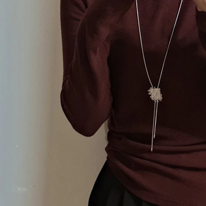 Collana lunga in argento S925 con ciondolo intrecciato rettangolare ed eleganti nappe