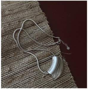 Détail de la chaîne serpent en argent 925 avec barre courbée et marquage d'authenticité S925