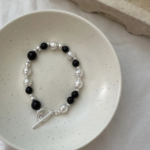 Minimalist S925 sterling silver beaded bracelet with black onyx and toggle clasp design