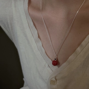 Collier vintage en argent sterling S925 avec un pendentif en perle rouge côtelée sur chaîne