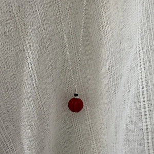 Collier vintage en argent sterling S925 avec perle de cinabre rouge sur voile blanc