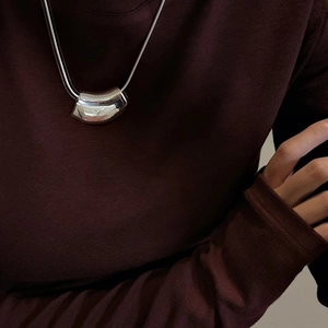 Collier minimaliste en argent 925 avec pendentif incurvé et chaîne serpent élégante