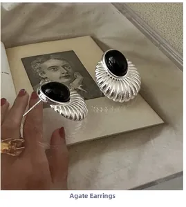 Vue détaillée des boucles d'oreilles vintage en argent S925 avec agate noire polie
