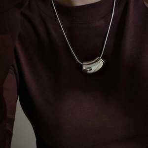 Collier minimaliste en argent sterling 925 avec pendentif barre incurvée élégante