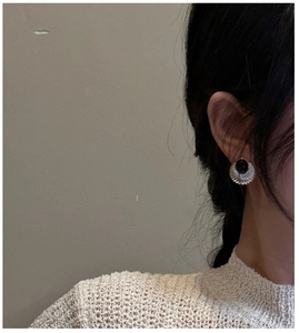 Gros plan sur boucle d'oreille en argent S925 avec onyx noir sur mannequin femme