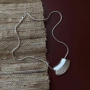 Collier minimaliste en argent sterling 925 avec pendentif géométrique incurvé