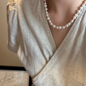 Elegant S925 silver pearl necklace with OT clasp on model, minimalist vintage style