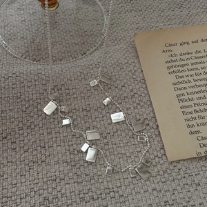 Collana minimalista in argento sterling 925 con pendenti quadrati su libro vintage