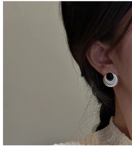 Gros plan de boucles d'oreilles en argent S925 avec agate noire et reliefs vintage