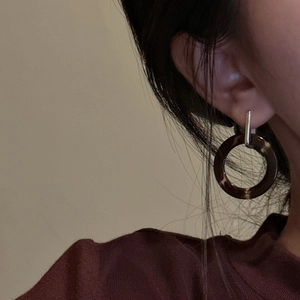 Modern S925 silver tortoiseshell resin hoop earrings worn for a stylish daily look