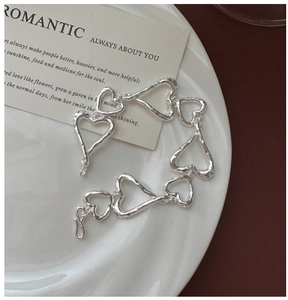Vue détaillée du bracelet en argent S925 avec cœurs et texture martelée artisanale