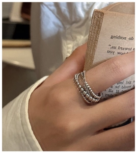 Gros plan d'une bague perlée en argent sterling S925 style vintage sur une main