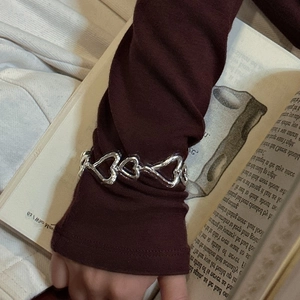 Bracelet chaîne cœur en argent sterling S925 avec texture martelée sur livre ancien