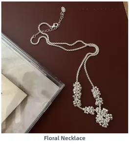 Détail macro du collier à fleurs en argent S925 avec chaîne tissée de haute qualité