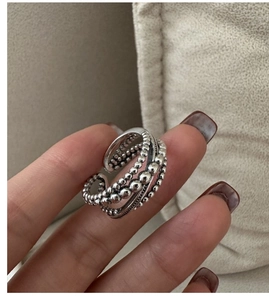 Vue détaillée d'une bague multicouche en argent S925 avec texture perlée vintage