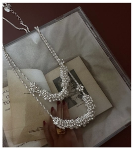Gros plan du collier en argent S925 multicouche avec zircon et texture vintage