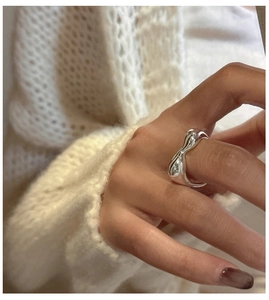 Makro-Detail des S925 Sterlingsilber Rings mit unregelmäßiger Wellenstruktur am Finger