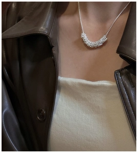 Détail du pendentif lune en argent S925 avec zircons porté sur le cou d'une femme