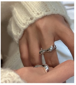Nahaufnahme eines minimalistischen S925 Silberrings mit Wellentextur an einem Modell
